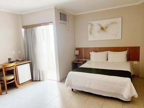 Premium-rum | Sängtillbehör av högsta kvalitet, bäddmadrasser, minibar och skrivbord