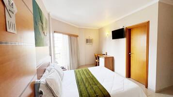 Quarto casal luxo | Roupas de cama premium, camas com colchões pillow-top, frigobar