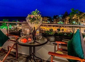 Suite, 2 habitaciones, balcón, vista al mar | Insonorización, tabla de planchar con plancha y wifi gratis