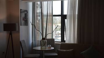 Phòng đôi hoặc 2 giường đơn Superior, quang cảnh biển | Phòng khách | TV màn hình phẳng