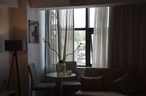 高级双人房或双床房, 海景 | 客厅 | 平板电视