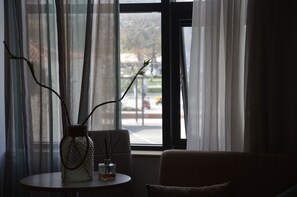 高级双人房或双床房, 海景 | 起居区 | 平板电视