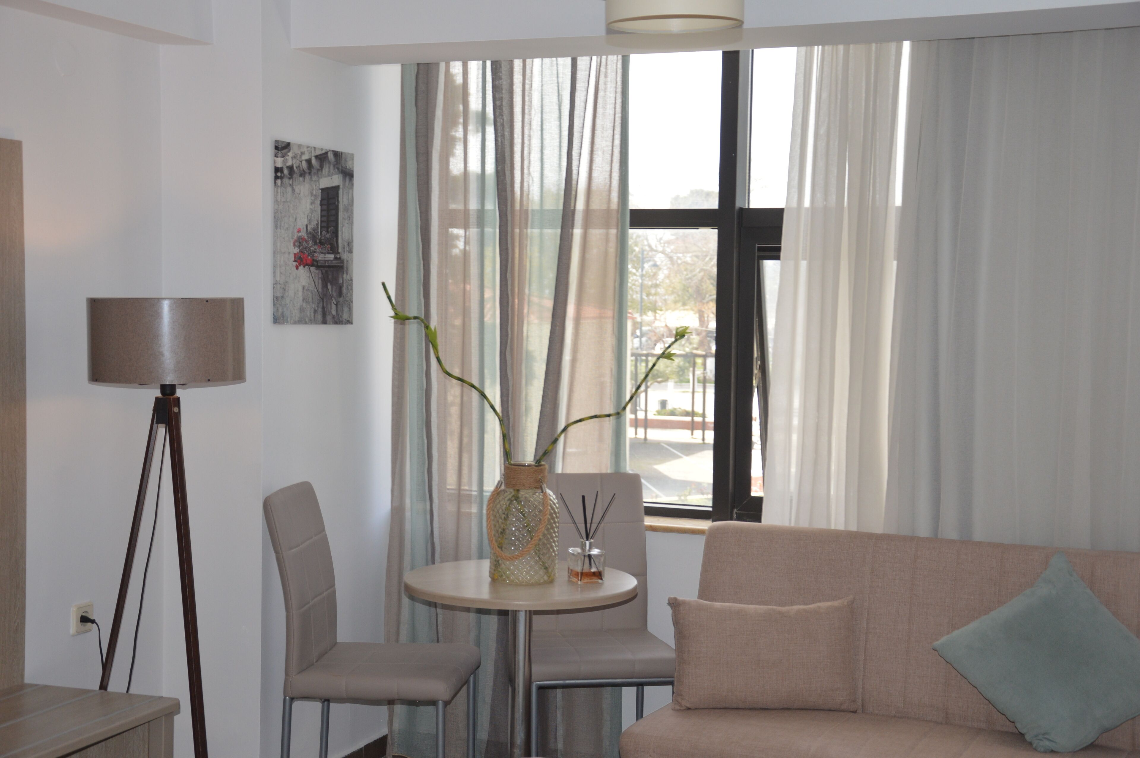 Habitación superior con 1 cama doble o 2 individuales, vistas al mar | Zona de estar | Una televisión de pantalla plana