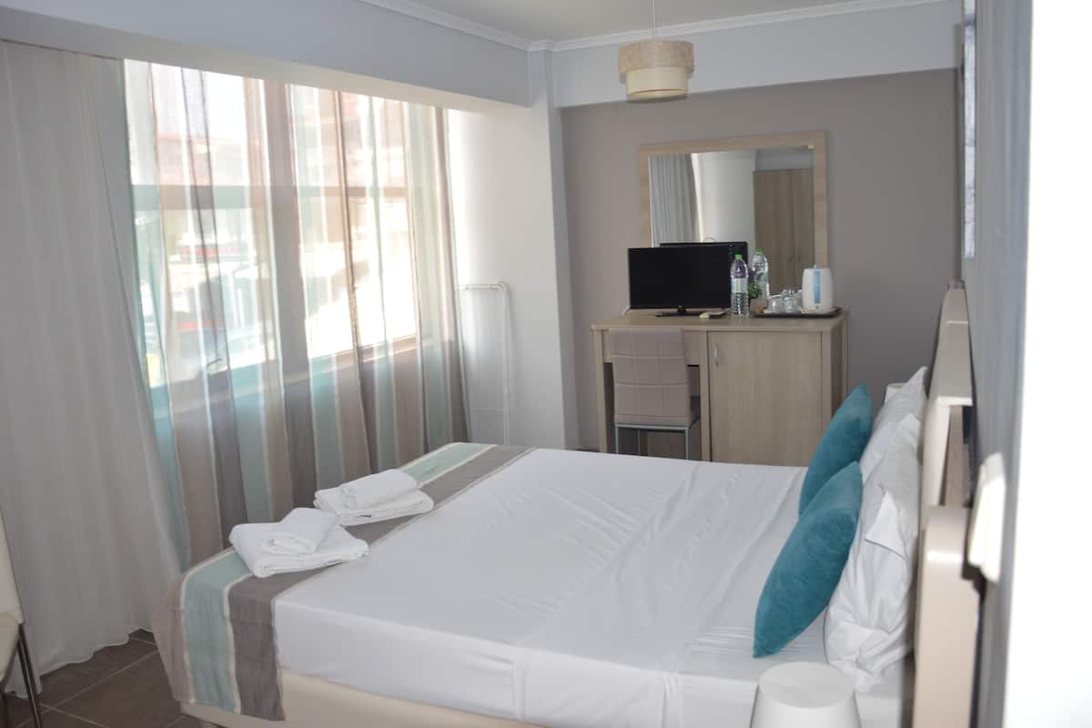 Double Room, Sea View | Soundproofing, iron/ironing board, free WiFi, bed sheets
