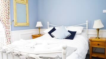 Deluxe King Room | Individually decorated, individually furnished, iron/ironing board