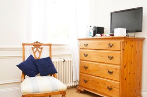 Deluxe-Doppel- oder -Zweibettzimmer | Individuell dekoriert, individuell eingerichtet, Bügeleisen/Bügelbrett