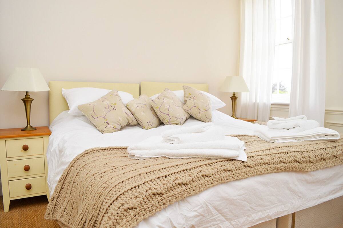 Deluxe Double or Twin Room | Iron/ironing board (on request), free WiFi, individually decorated