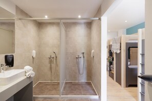 تجهيزات دش، مجففات شعر، مناشف، صابون