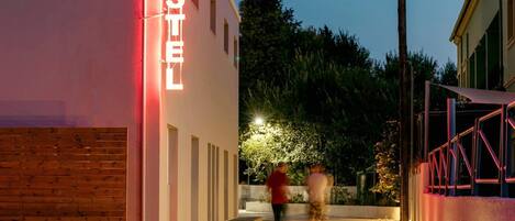 Majoituspaikan julkisivu illalla/yöllä