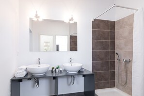 1 Bed in 8 Men Dorm with Kitchen Ensuite | Bathroom | Shower, hair dryer, towels, soap - Local Hostel & Suites (Corfu)