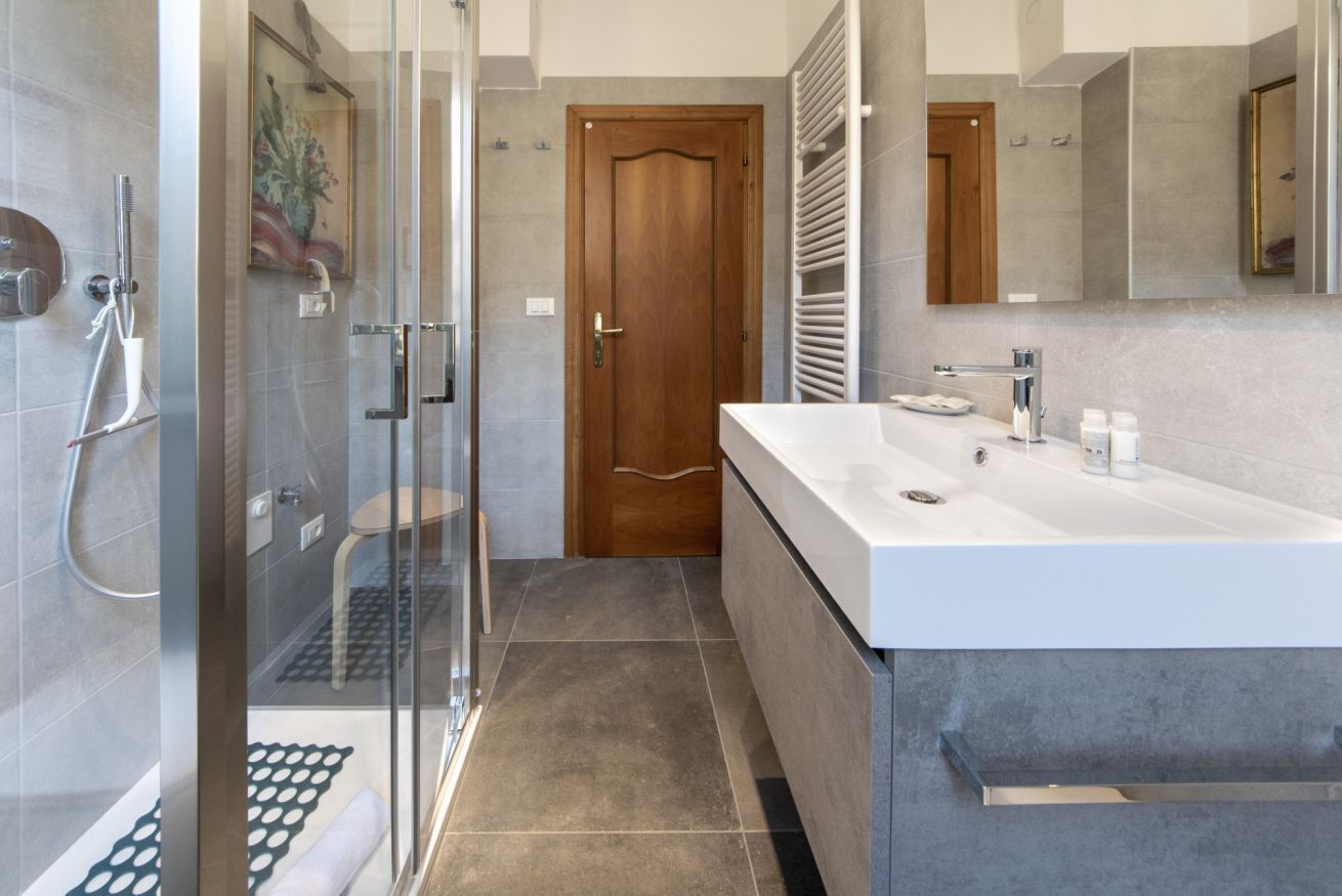 Baignoire, sèche-cheveux, bidet, serviettes fournies