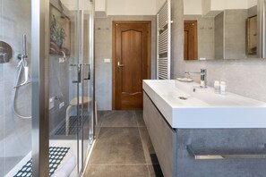 Baignoire, sèche-cheveux, bidet, serviettes fournies