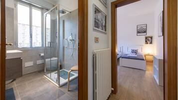 Baignoire, sĂšche-cheveux, bidet, serviettes fournies