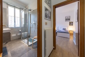 Bañera, secador de pelo, bidet, toallas