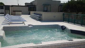 Bain à remous extérieur