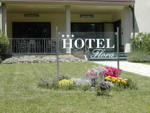 Exterior - Hotel Flora (Bibbona)