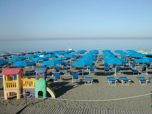 Plage privée à proximité, chaises longues, parasols