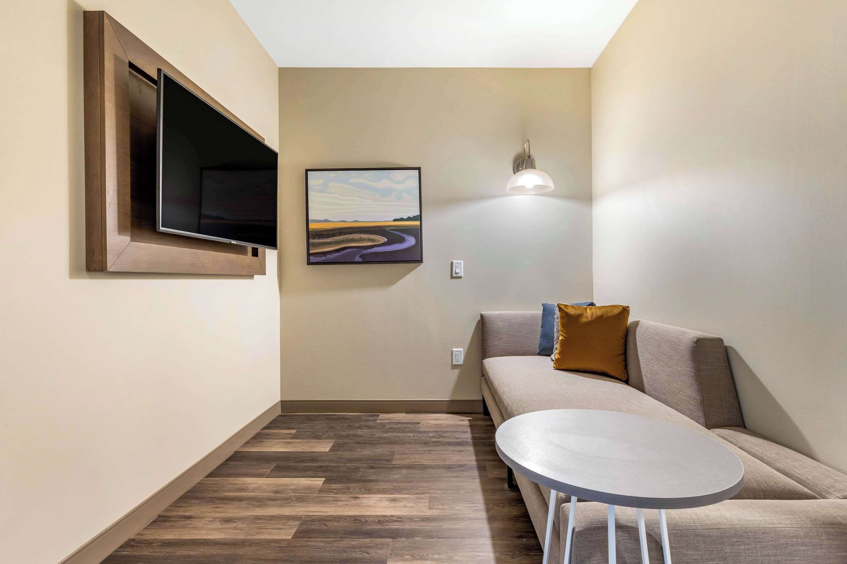 suite, 1 king bed, non smoking | 1 bedroom, in-room safe, desk, laptop workspace