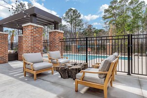 季节性开放的室外游泳池