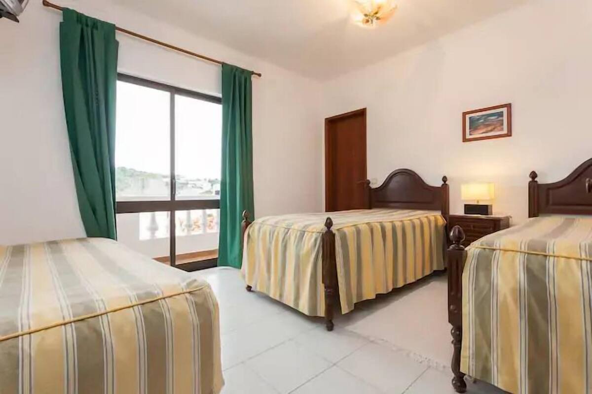 Escritorio, cortinas blackout, wifi gratis y ropa de cama 