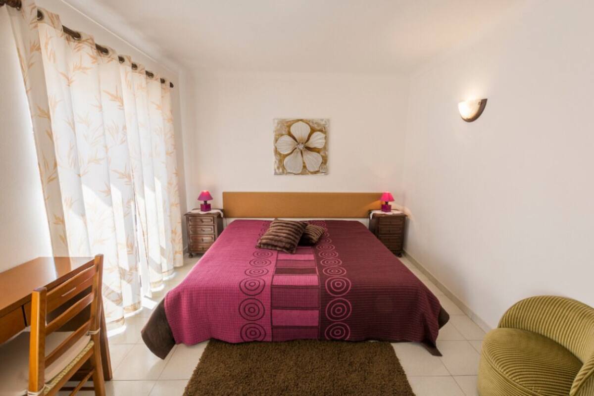 Escritorio, cortinas blackout, wifi gratis y ropa de cama 