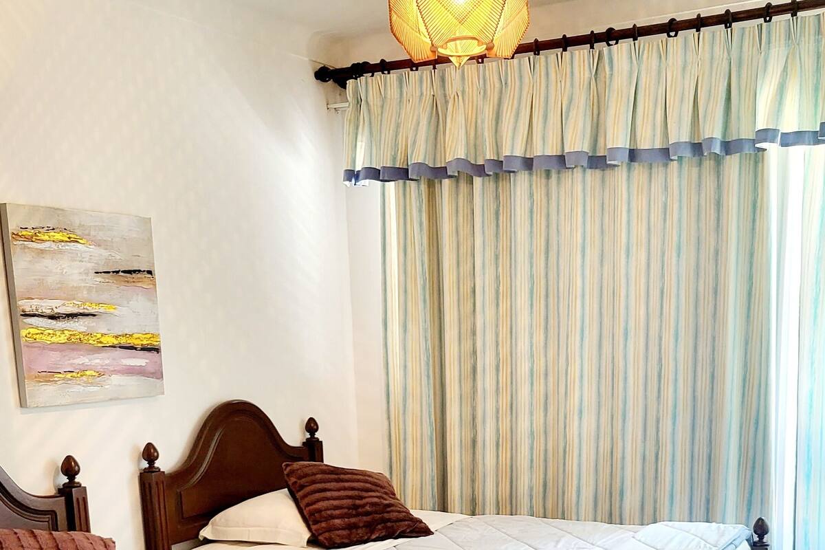 Escritorio, cortinas blackout, wifi gratis y ropa de cama 