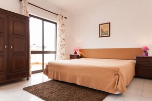 Habitación doble clásica | Escritorio, cortinas blackout, wifi gratis y ropa de cama 