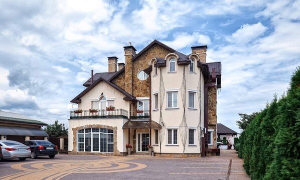 Front of property - Gorniy Ruchey (Hora)