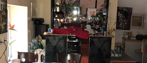 Tägliches Frühstücksbuffet (8.00 EUR pro Person)