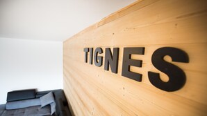 Een houten wand met de tekst 'TIGNES' in grote zwarte letters.