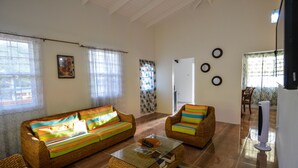 Uma sala de estar com sofá, poltrona e mesa de centro.