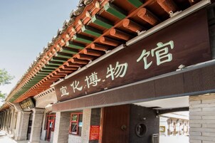 Un edificio tradicional con un letrero que dice 'Imperial Museum'.
