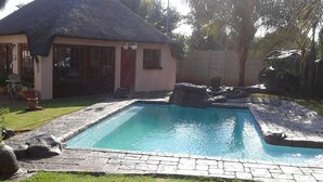 Outdoor pool - Ekurhuleni Lodge (Kempton Park)
