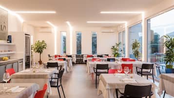Aperto a colazione e cena, cucina italiana