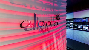 Un cartell d'hotel amb el nom 'Oloado Hotel' i un logotip.