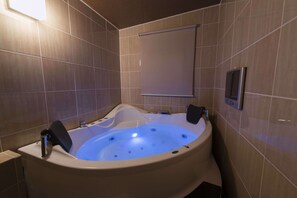 雙人房 (Superior) | 浴室 | 花灑/浴缸組合、免費梳洗用品、風筒、浴袍