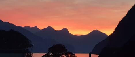 Un paysage de montagne au coucher du soleil.