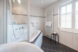 Soundproofing, free cots/infant beds, free WiFi, bed sheets - Hotel Seehof Superior (Walenstadt)