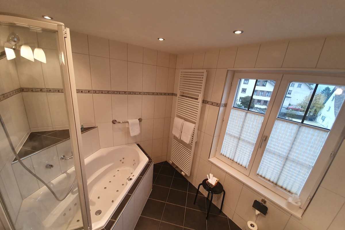 Badkamer | Gratis toiletartikelen, een haardroger, handdoeken