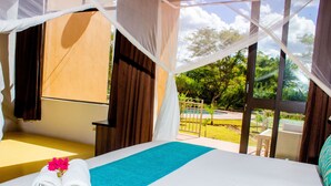 Un dormitorio con cama, ventana y vistas al exterior.