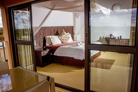 Executive Room | In-room safe, desk, laptop workspace, blackout drapes