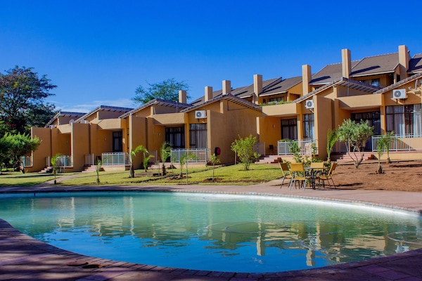 Una piscina al aire libre