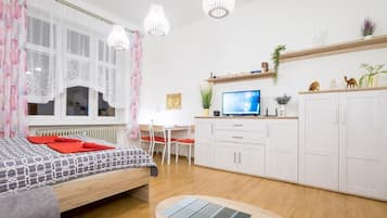 1 dormitorio, tabla de planchar con plancha, wifi y ropa de cama