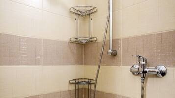 Secador de pelo, zapatillas, toallas y jabón