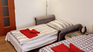 1 dormitorio, escritorio, tabla de planchar con plancha y wifi