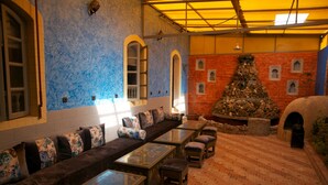 Lobby sitting area - Essaouira Beach Hostel (Essaouira)