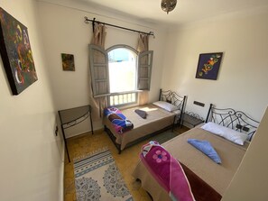 Habitació amb dos llits individuals Deluxe | Wifi gratuïta i roba de llit 