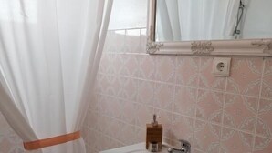 Shower, towels, soap, shampoo - Carlos's Beach Hostel (Aljezur)