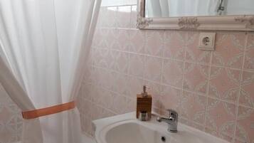 Regadera, toallas, jabón, shampoo