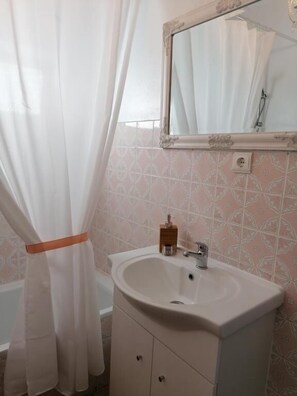 Shower, handuk, sabun, dan sampo